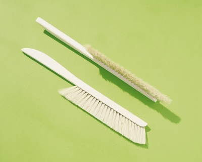 Bee brush Plastic handle and mixed bristle.